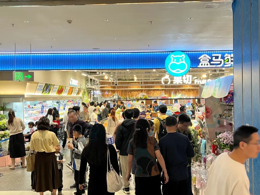 的猫珠海万象汇的盒马鲜生，周末也挤满了人。图 / 每日人物摄