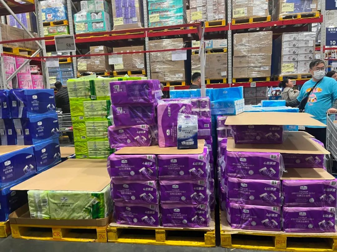 高级珠海山姆会员店，抽纸货架很快被搬空。图 / 每日人物摄