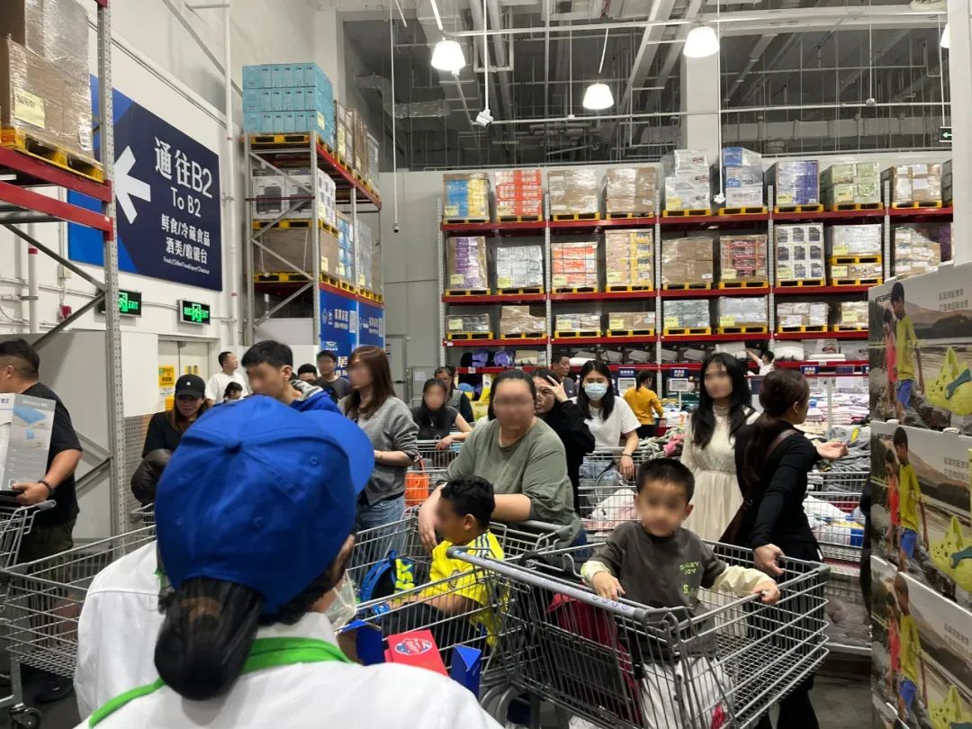 珠海山姆会员店，大人们推着购物车，小孩坐在车里。图 / 每日人物摄