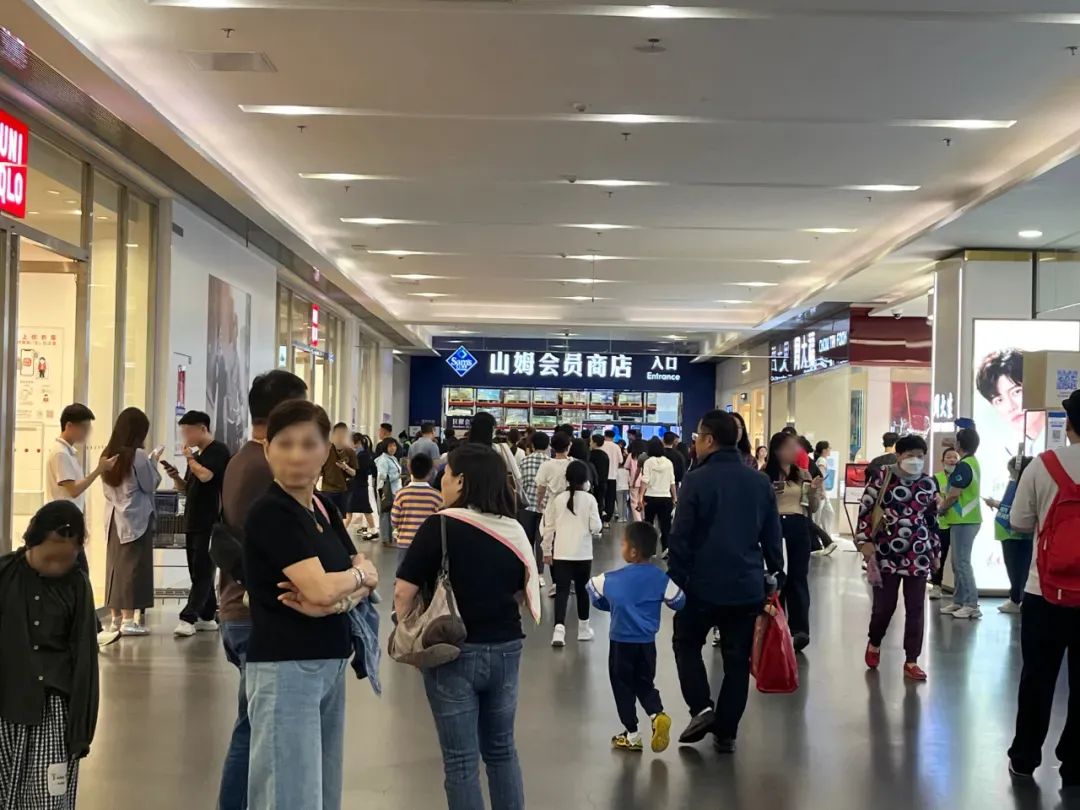 珠海山姆会员店，人流扎堆往入口涌过去。图 / 每日人物摄
