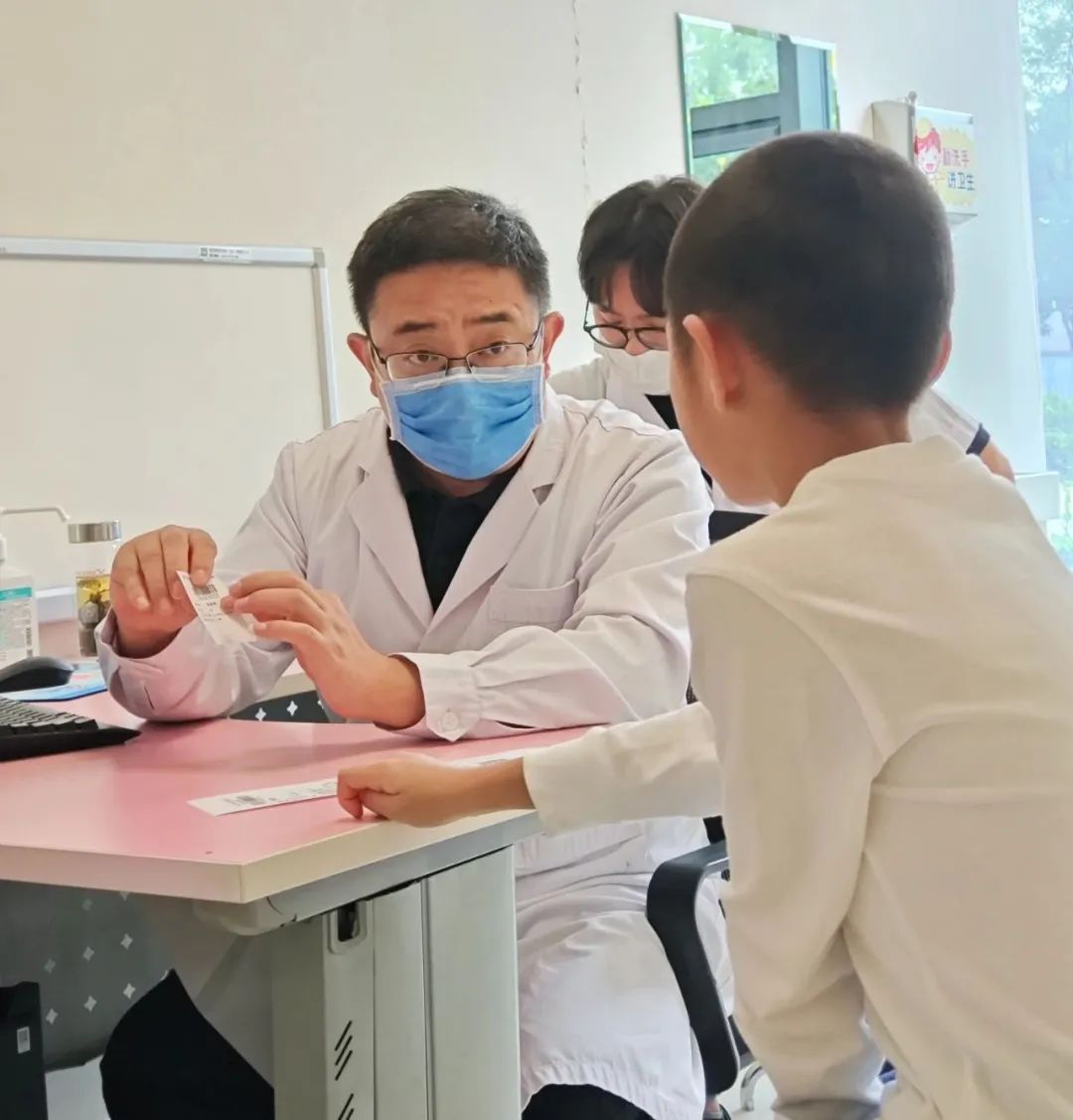 北京儿童医院精神科主任崔永华在门诊与患者交流。