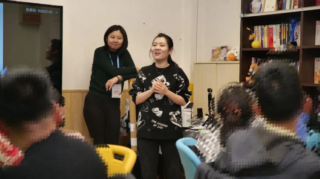 北京大学儿童医院精神科医生汤欣舟正在授课中。