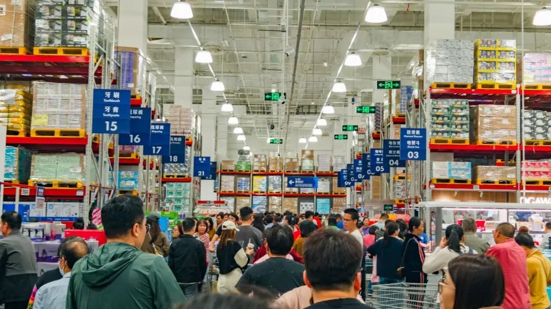 山姆会员店营造的仓储式购物模式，吸引大量消费者。图 / 视觉中国