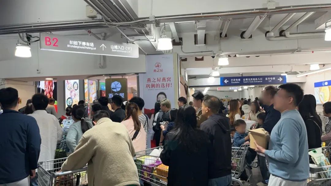 珠海山姆会员店，买完了东西后，顾客推着行购物车离开。图 / 每日人物摄