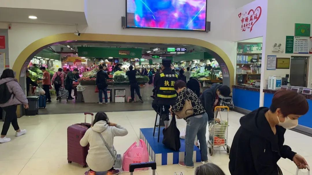珠海拱北的口岸市场，很多澳门人过来买菜。图 / 每日人物