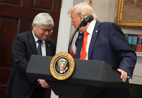 当地时间3月3日,美国总统特朗普与台积电首席执行官魏哲家握手。