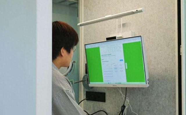 学生使用模拟面试系统。大连理工大学城市学院供图