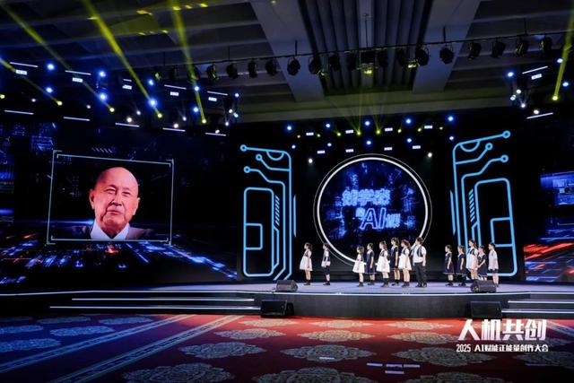 《钱学森的AI课》节目现场。人民视频供图