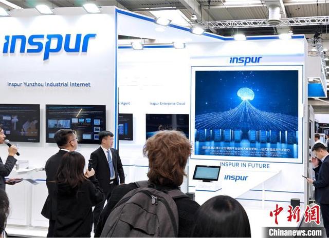 2025年汉诺威工业博览会正在德国汉诺威举行。图为当地时间4月1日，观众在浪潮云洲展位参观。钟欣 摄