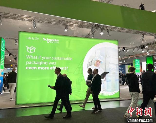 2025年汉诺威工业博览会正在德国汉诺威举行。图为当地时间4月1日，观众经过施耐德电气展位前。中新社记者 马秀秀 摄
