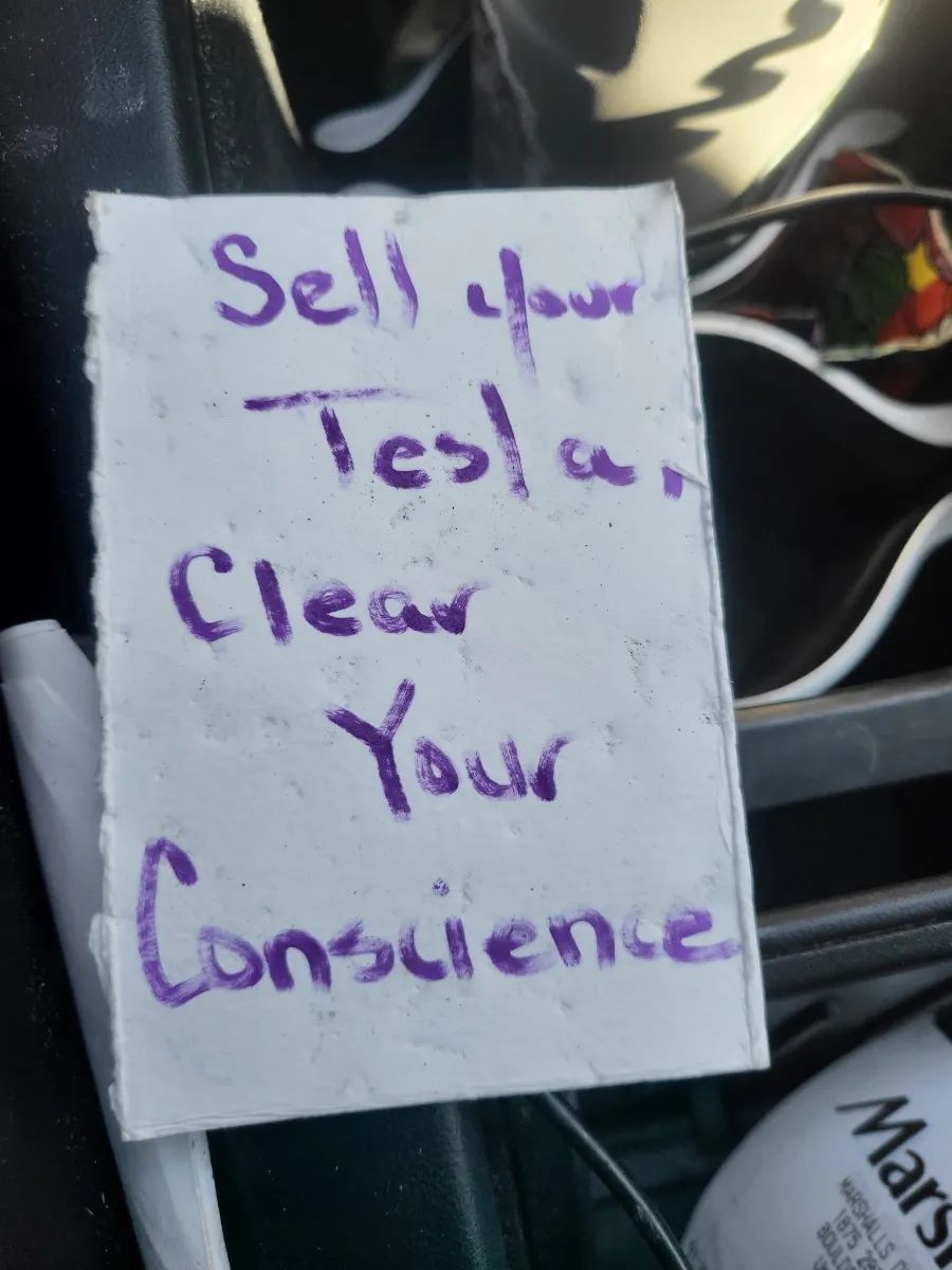 一辆特斯拉车窗被贴上“要问心无愧就卖车”的纸条，图片由陈辰提供