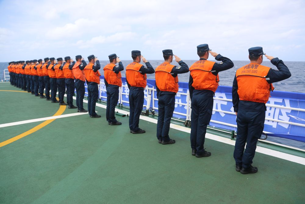 4月2日,中国海警黄岩舰执法员在南海海域列队敬礼.新华社记者 高磊 摄