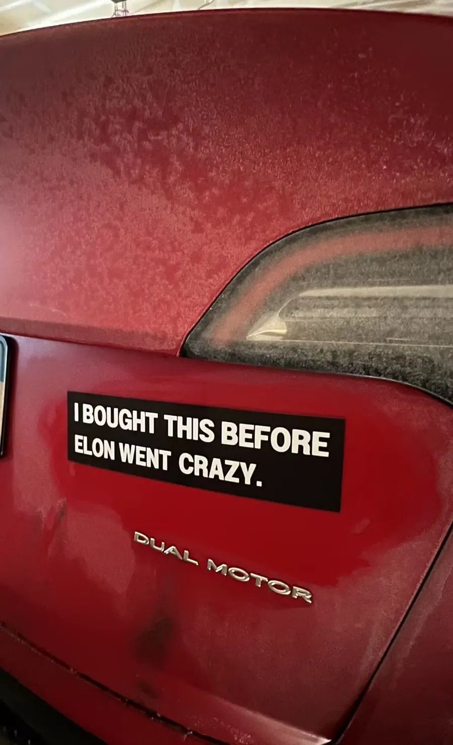 特斯拉车主在车尾贴上“我在马斯克发疯前买的特斯拉”的贴纸，图片由陈辰提供