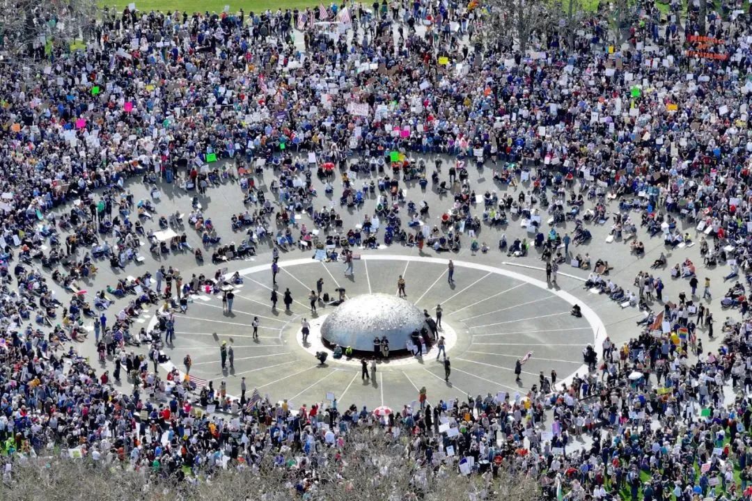 4月5日，好意思国西雅图人人举行抗议聚会，抒发对总统特朗普和马斯克的不悦。（好意思联社）