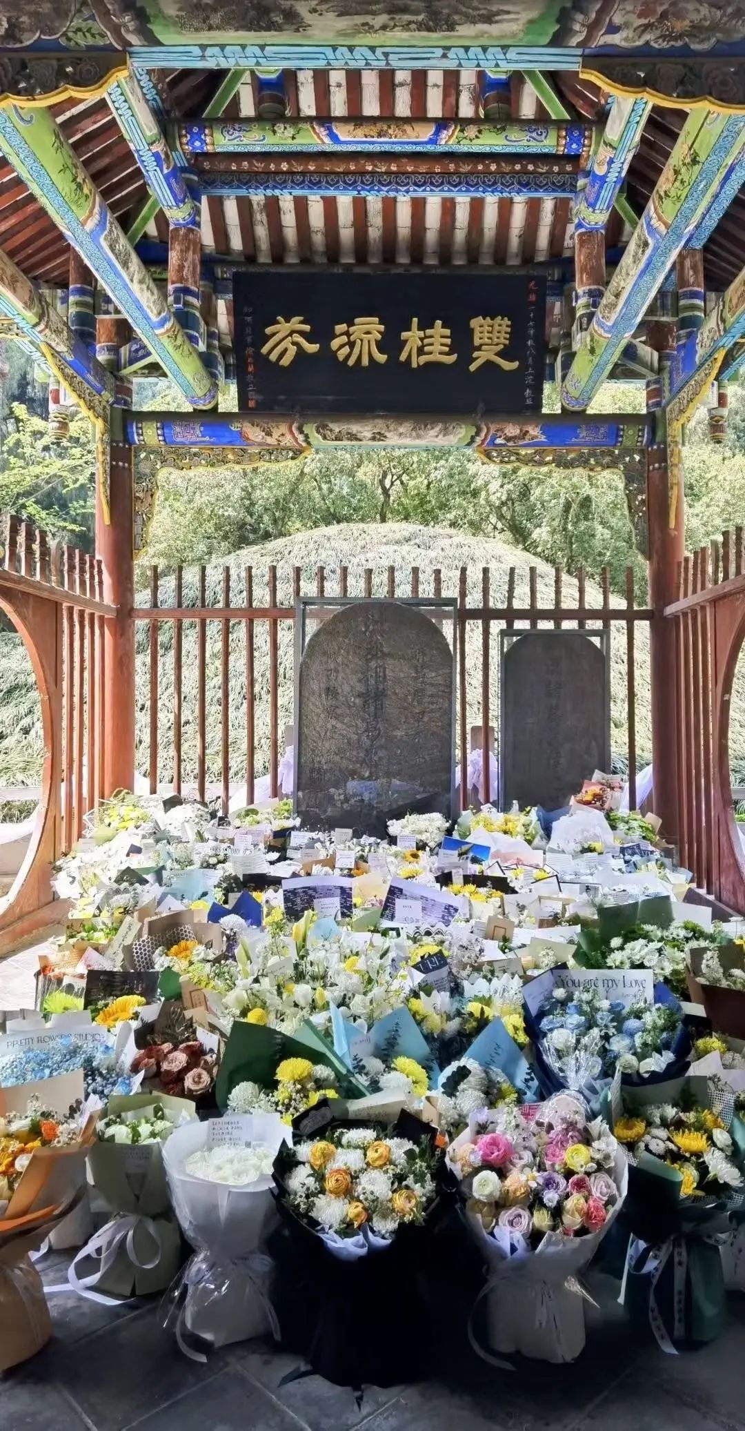 武侯墓前摆满了鲜花 图据受访者小清