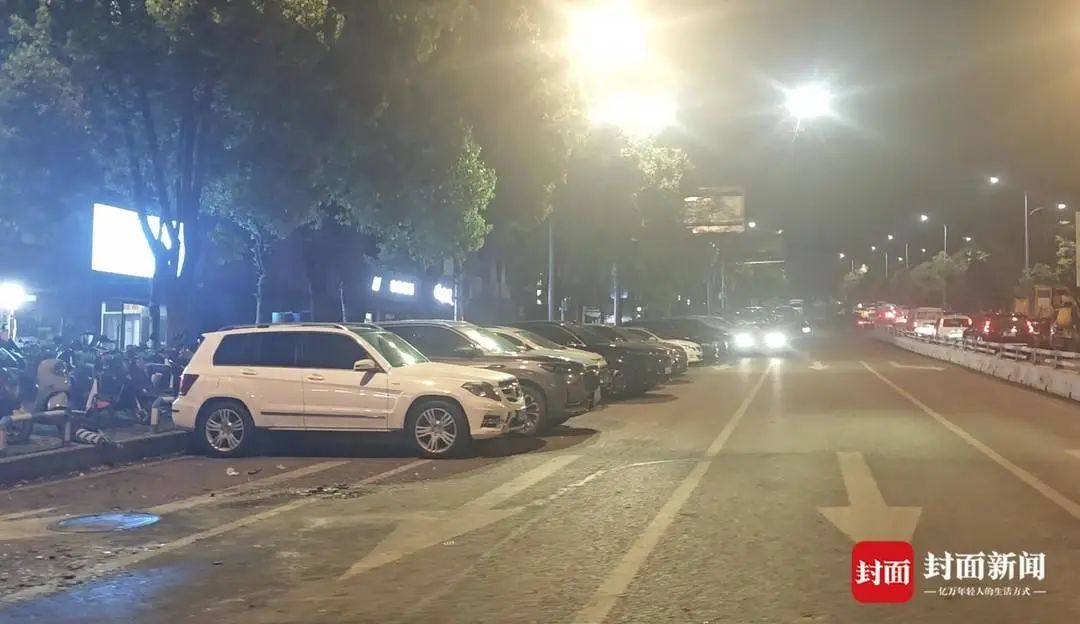 事故现场是行驶车道，车道上临停不少车辆。马嘉豪 摄