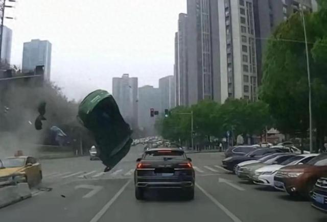 网友发布的事故现场图片。