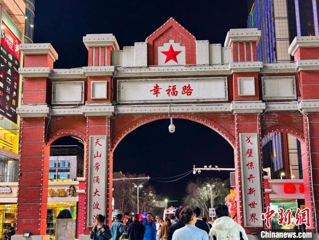 石河子市幸福路步行街人气旺.史玉江 摄