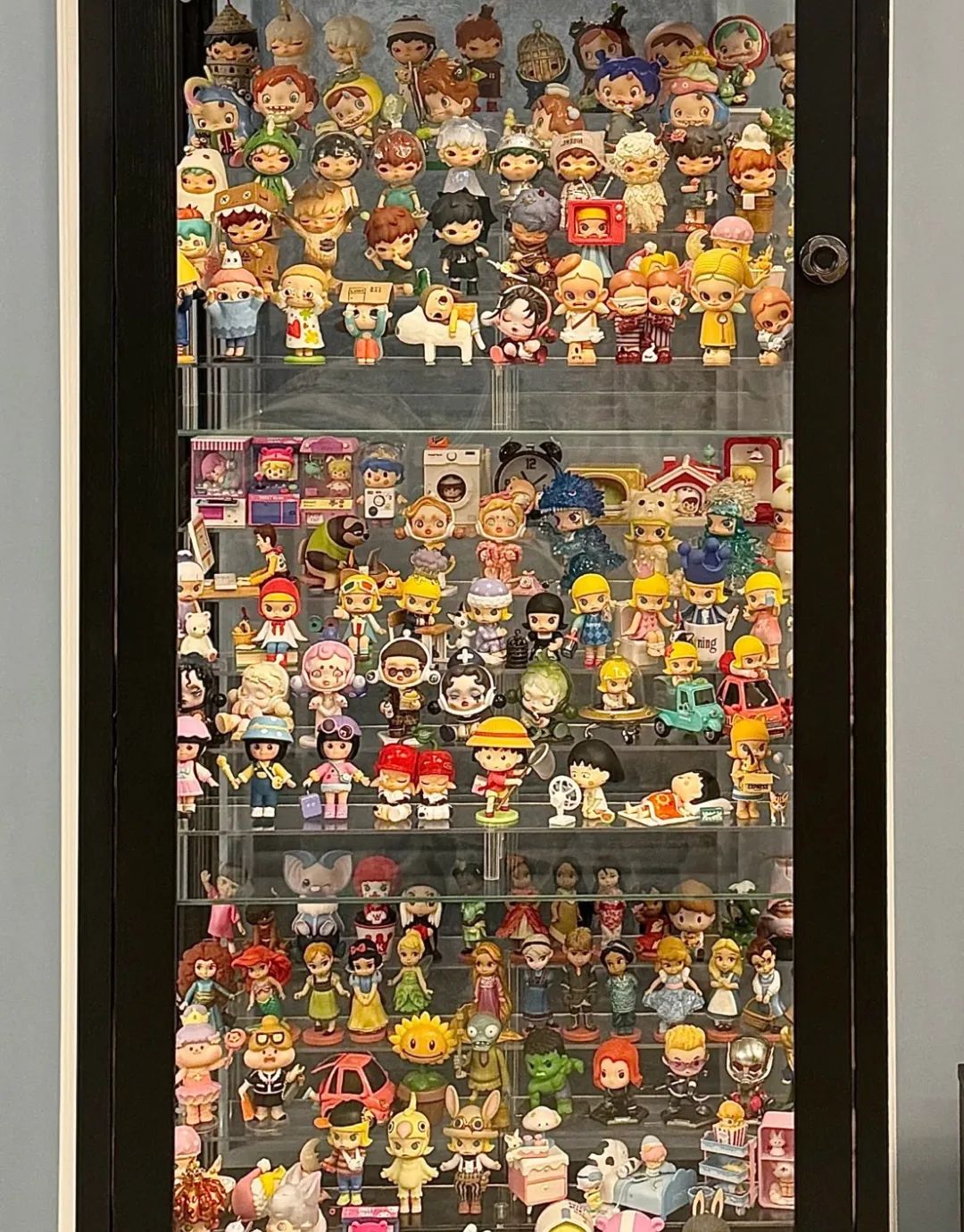 网友分享自己给手办or盲盒“娃”们布置的家/图源@浅二蓝