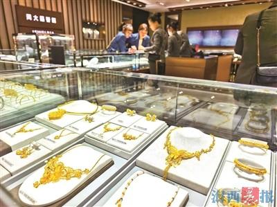 昨日，市民在金店选购黄金首饰。记者 陈理杰 摄
