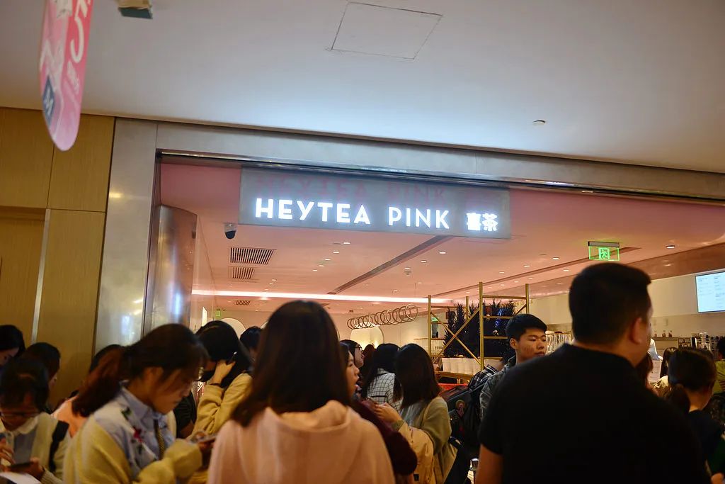 喜茶刚刚入驻德基时吸引了许多人排队购买。图 / 视觉中国