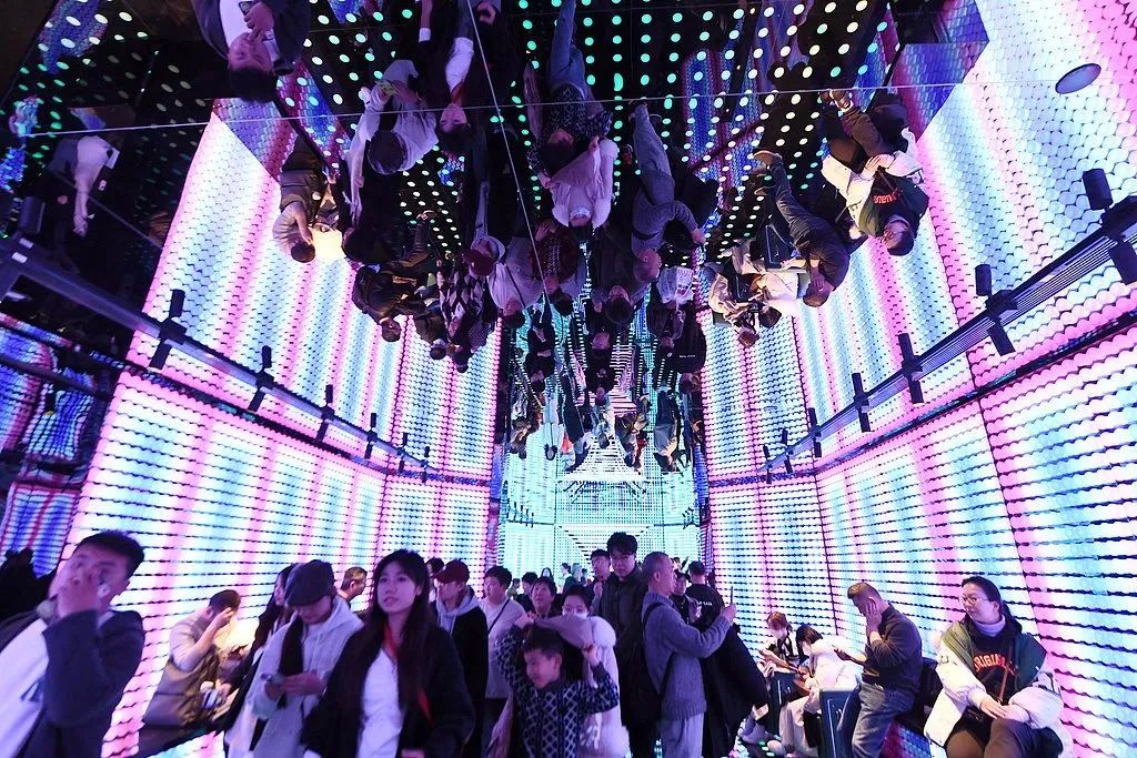 德基的厕所通道里挤满了人。图 / 视觉中国