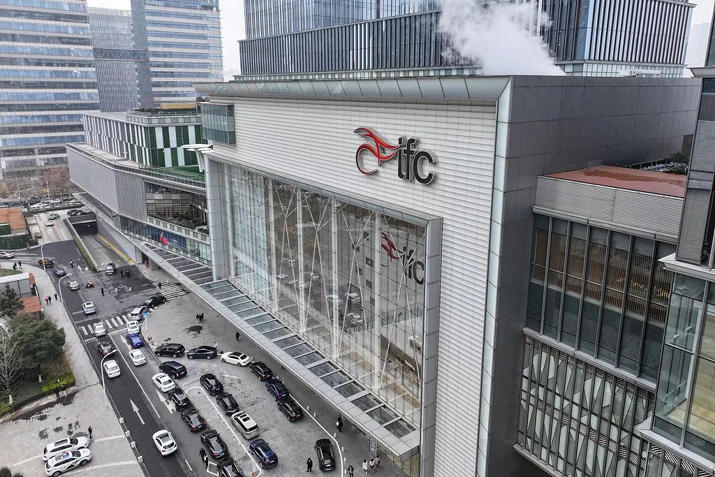 新开的IFC成为了德基曾经“大客”的新去处。图 / 视觉中国