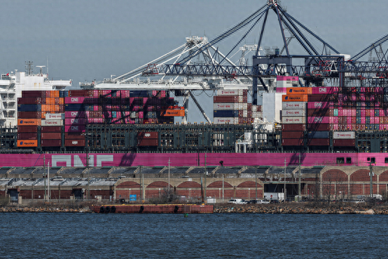 4月2日，美国纽约史坦顿岛的一处港口。图源：外媒报道配图