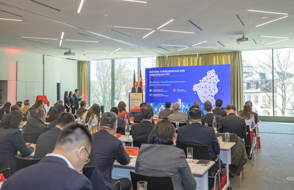4月8日,德国法兰克福,上海徐汇区委书记曹立强向德国经贸机构,企业等