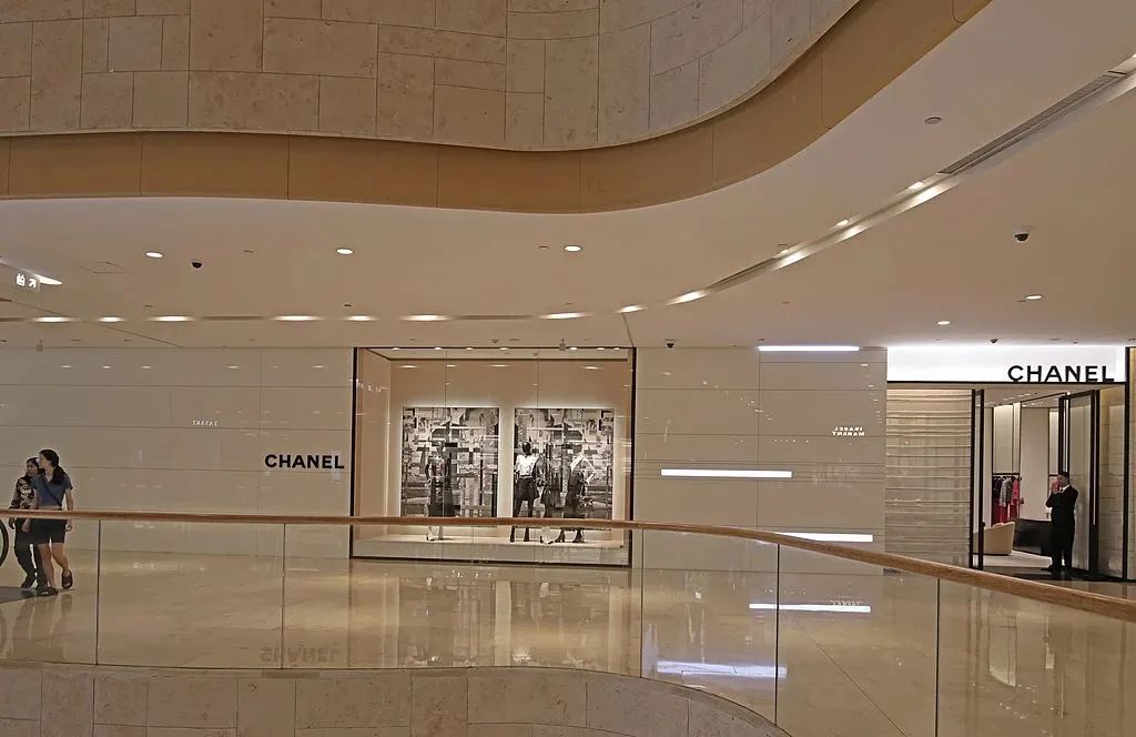 德基广场，是南京最早拥有香奈儿精品店的高端商场。图 / 视觉中国