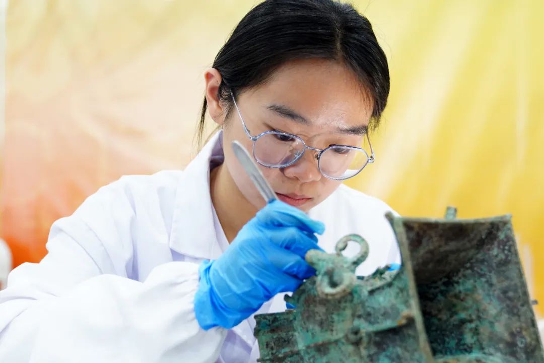 山东莱芜职业技术学院学生演示文物修复技艺。新华社记者 郭绪雷 摄