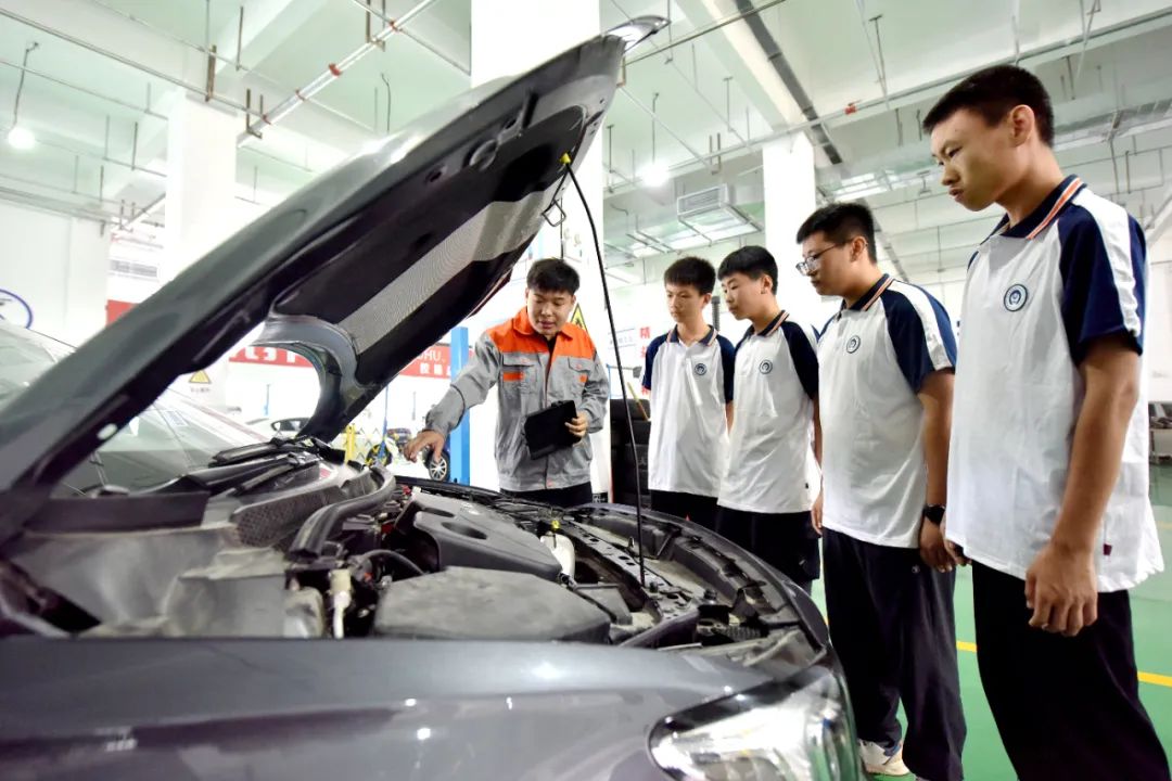 河北省邢台市威县职业技术教育中心教师指导学生学习汽车维修技术。新华社记者 王晓 摄