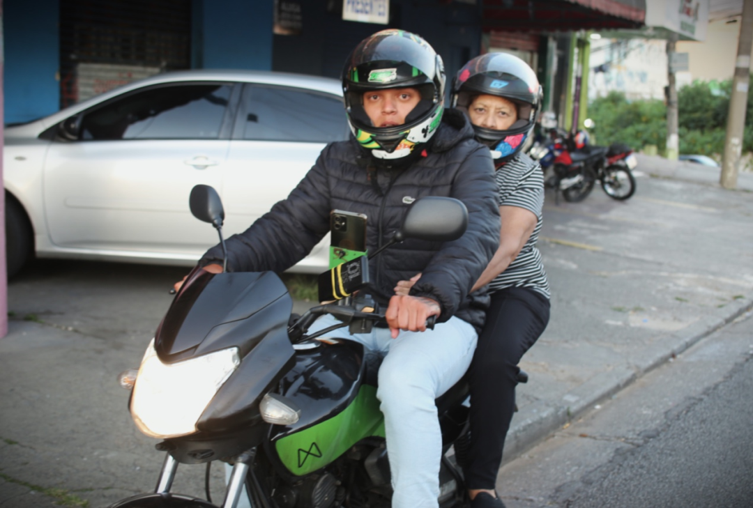 图：巴西骑手正在载客