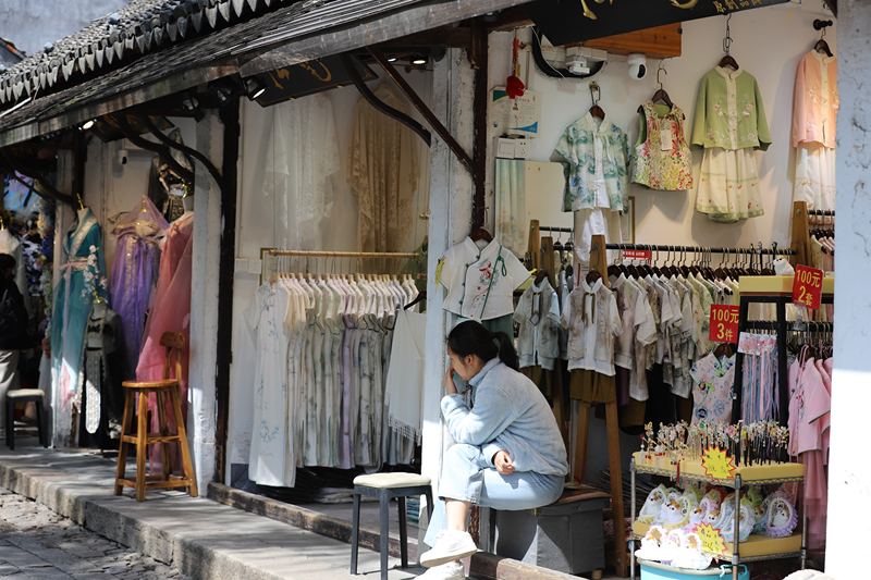 周庄古镇内30余家汉服租赁售卖店铺。新京报贝壳财经记者 俞金旻 摄