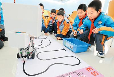 浙江省湖州市德清县春晖小学将人工智能项目纳入科创课堂。图为学生在拼装、调试机器人。谢尚国摄（人民视觉）