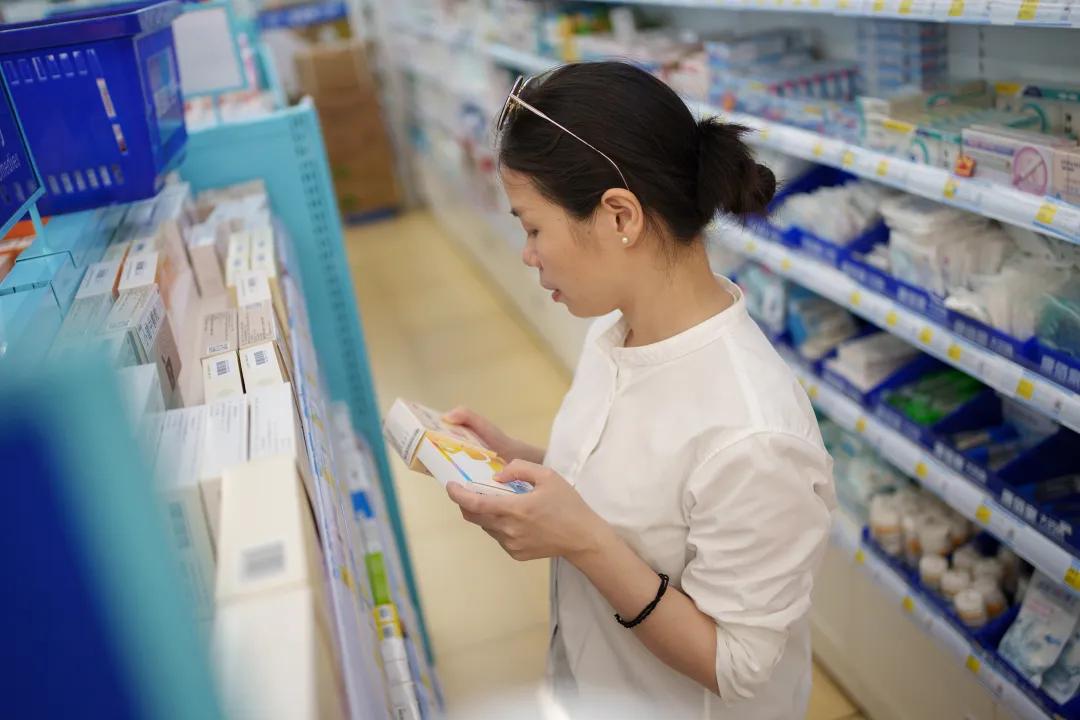 在经济条件允许的情况下，一些年轻人会选择原研药。图 / 视觉中国