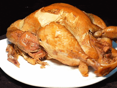 德州扒鸡，也叫“德州五香脱骨扒鸡”，其制作技艺为国家非物质文化遗产。（图源：央视新闻）