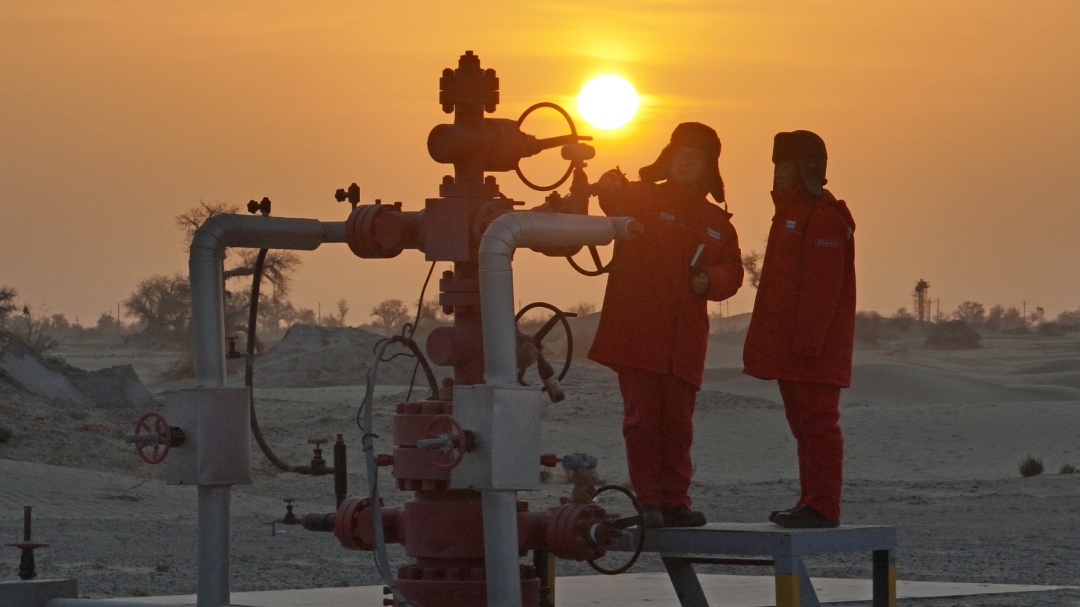 两名巡井工人在检查井口设备运行状态。陈士兵 摄