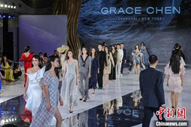 2025中国国际消费品博览会时装秀上演开幕大秀|时装秀_新浪财经_新浪网
