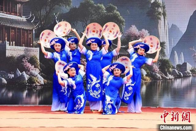 越南舞蹈《越舞笠影》.韦静 摄