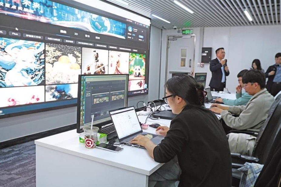 4月11日，在西安雁塔人工智能创新发展中心，工作人员利用大屏幕展示算力支持数字文旅建设的应用场景。