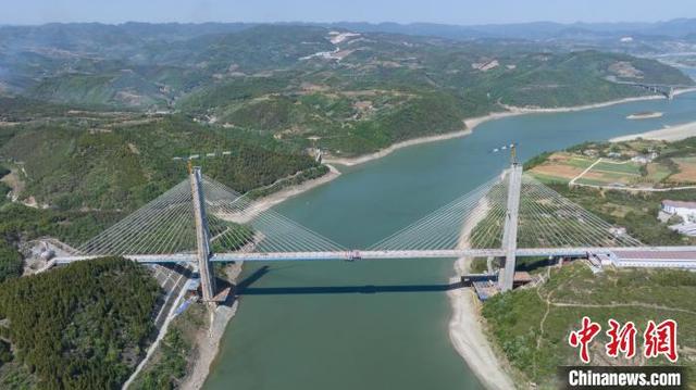西安至十堰高速铁路汉江特大桥顺利合龙|高铁_新浪财经_新浪网