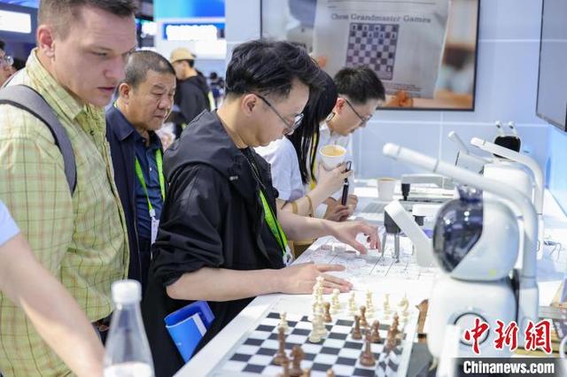 4月14日，海南海口，参观者体验多款AI下棋机器人。中新社记者 骆云飞 摄