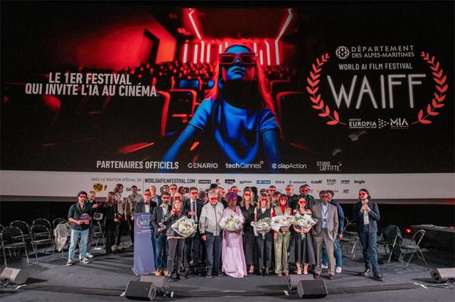 部分评委、嘉宾和获奖电影人合影。主办方供图