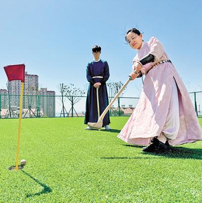 曲晓波（右）在体验捶丸。本报记者 张文豪摄