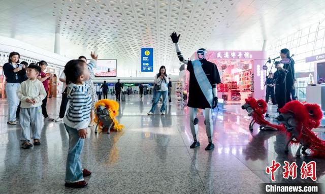 图为一位小朋友与人形机器人挥手互动。中新社记者 张畅 摄