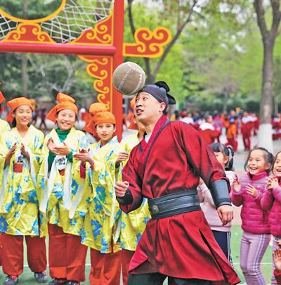 李伟鹏为观众表演蹴鞠。崔立来摄