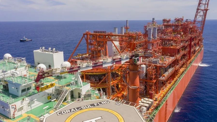 图为科洛尔项目浮式液化天然气生产设施（FLNG）。盖博 摄