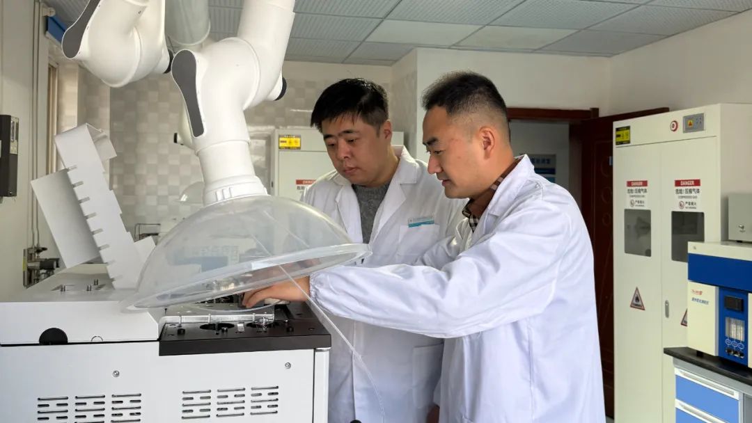 大庆油田川渝检测实验室员工正在讨论样本。