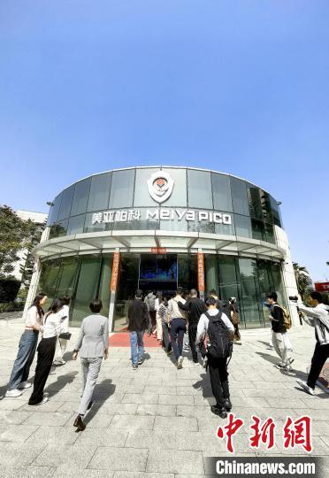 图为采访团走进厦门一家科技企业采访。林永传 摄